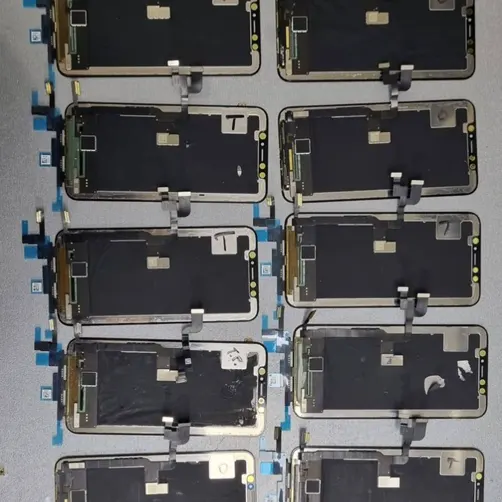 iphonei na stolu