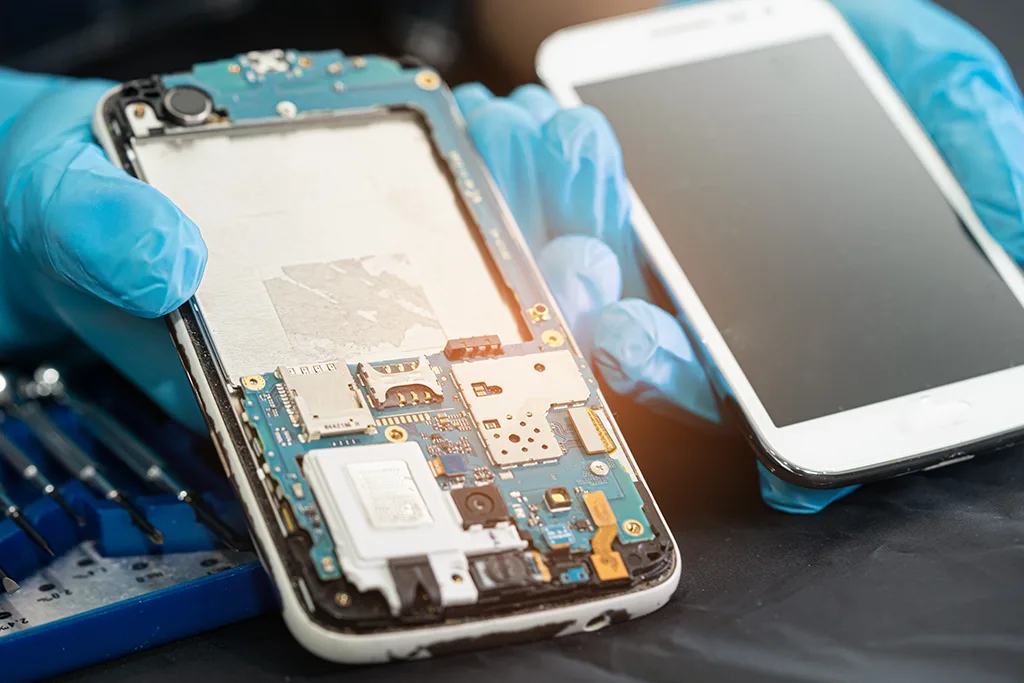 otvoreni iphone u servisu